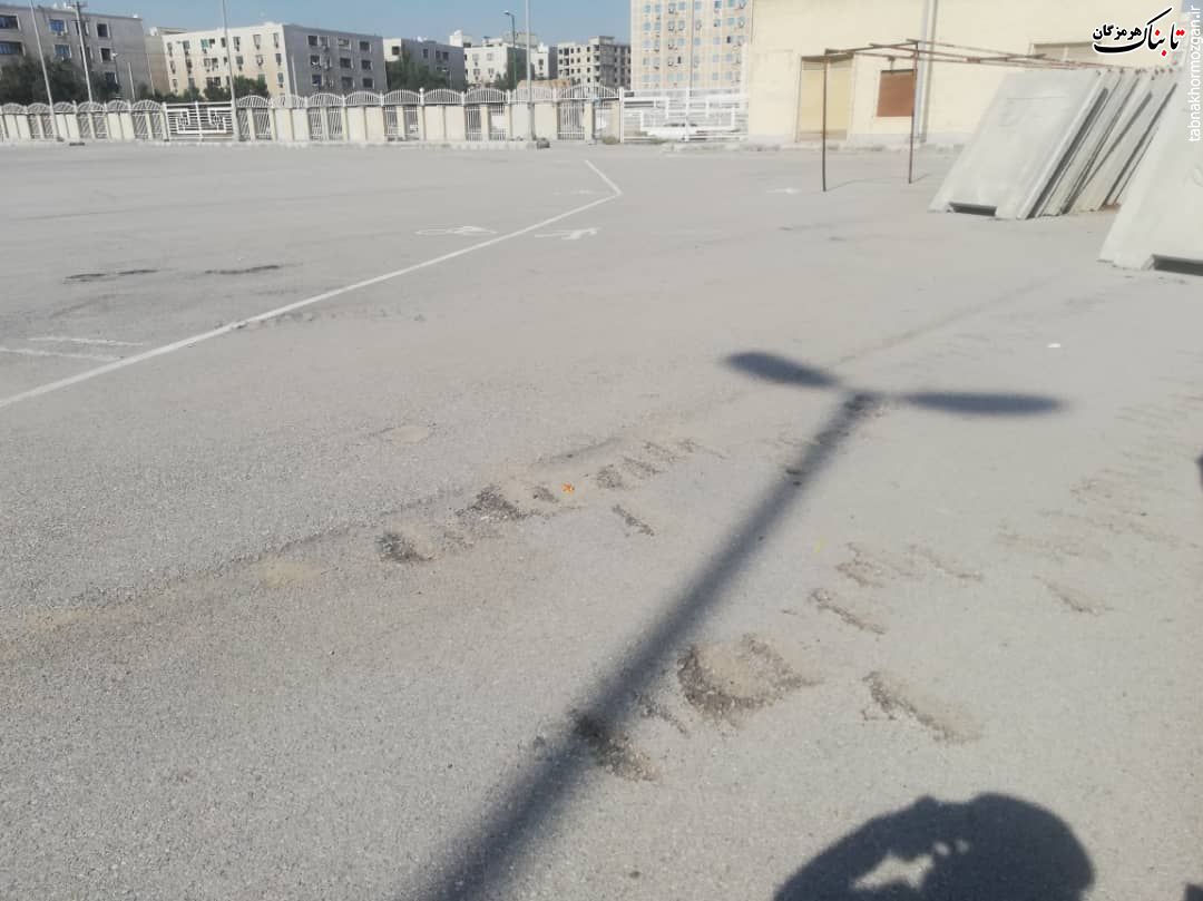 گزارش تصویری از وضعیت آسفالت مکانی که مردم پیاده‌روی می‌کنند در استادیوم خلیج‌فارس