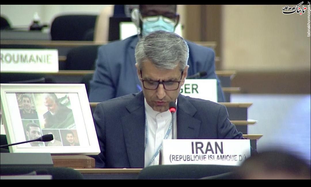 قاب عکس شهید سلیمانی و هم‌رزمانش در کنار نماینده ایران در شورای حقوق بشر سازمان ملل