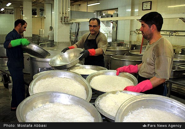 گزارش تصویری/ طبخ افطار در آشپزخانه رضوی گزارش تصویری/ طبخ افطار در آشپزخانه رضوی