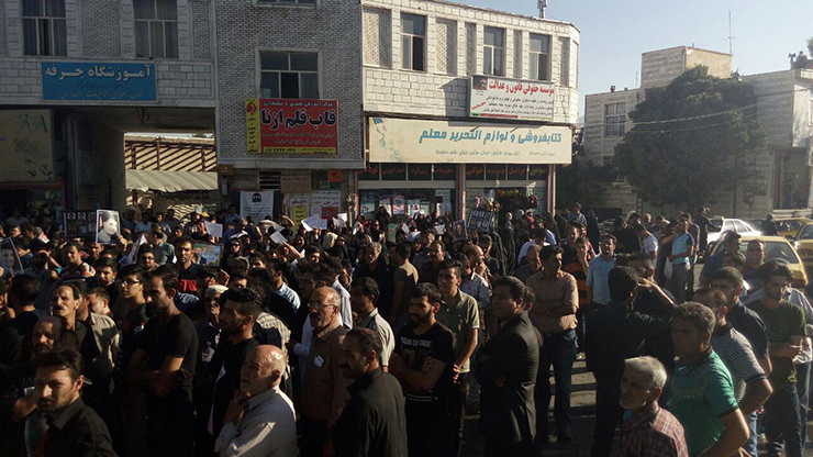 مردم جاده را بستند / جاده مرگ خانواده های جانباختگان حوادث جاده ازنا - اراک را به اعتراض وادار کرد