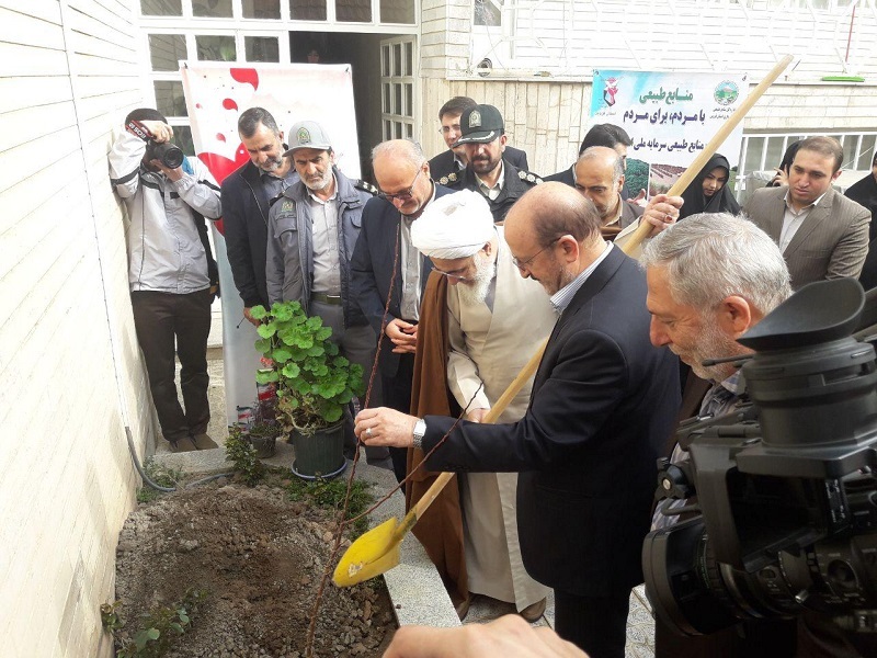 امام جمعه و استاندار قزوین در منزل شهید جاویدی نهال کاشتند امام جمعه و استاندار قزوین در منزل شهید جاویدی نهال کاشتند