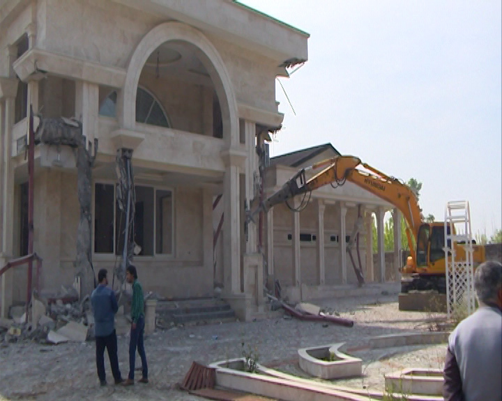 تخریب ویلای غیرمجاز در گیلان تخریب ویلای غیرمجاز در گیلان