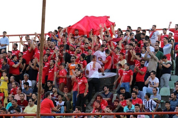 شعار هواداران سپیدرود علیه داور و پرتاب صندلی به زمین پس از دیده نشدن پنالتی شعار هواداران سپیدرود علیه داور و پرتاب صندلی به زمین پس از دیده نشدن پنالتی