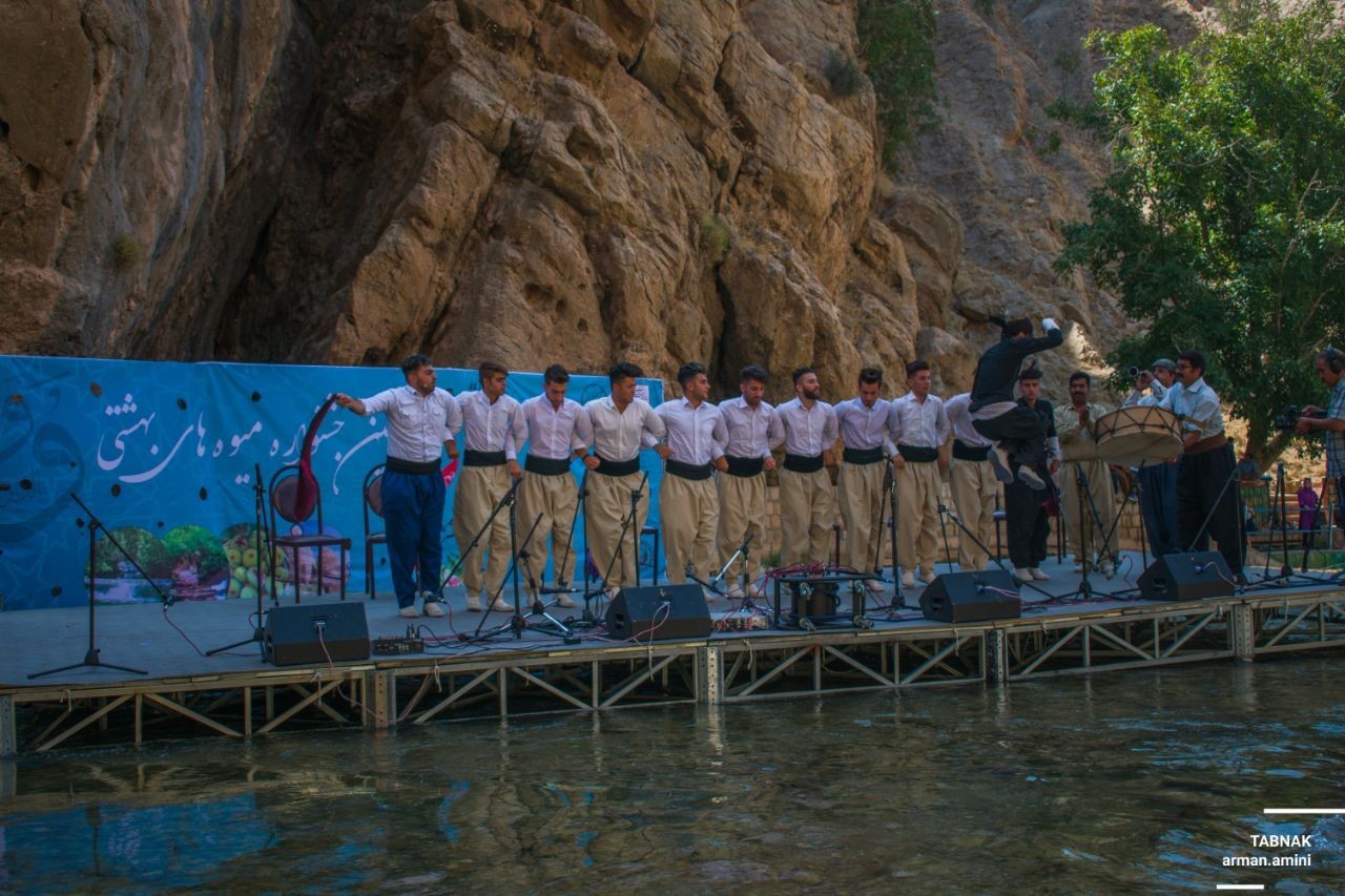 جشنواره میوههای بهشتی در منطقه گردشگری ریجاب برگزار شد جشنواره میوههای بهشتی در منطقه گردشگری ریجاب برگزار شد