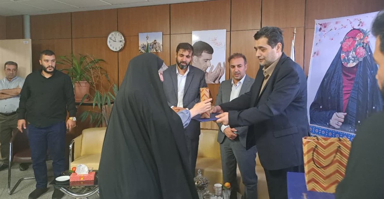 دلجویی شهرداری کرج از بانوان محجبه ای که از ورود آنها به پارک چمران ممانعت شده بود دلجویی شهرداری کرج از بانوان محجبه ای که از ورود آنها به پارک چمران ممانعت شده بود