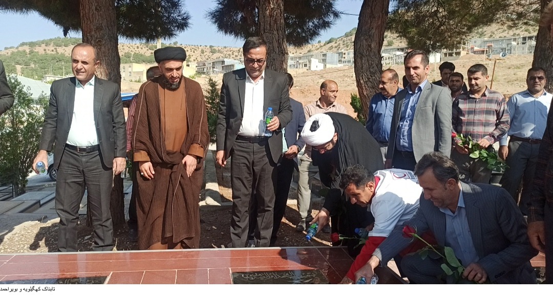 عطر افشانی گلزار مطهر شهدای شهر سیسخت به مناسبت هفته دولت عطر افشانی گلزار مطهر شهدای شهر سیسخت به مناسبت هفته دولت