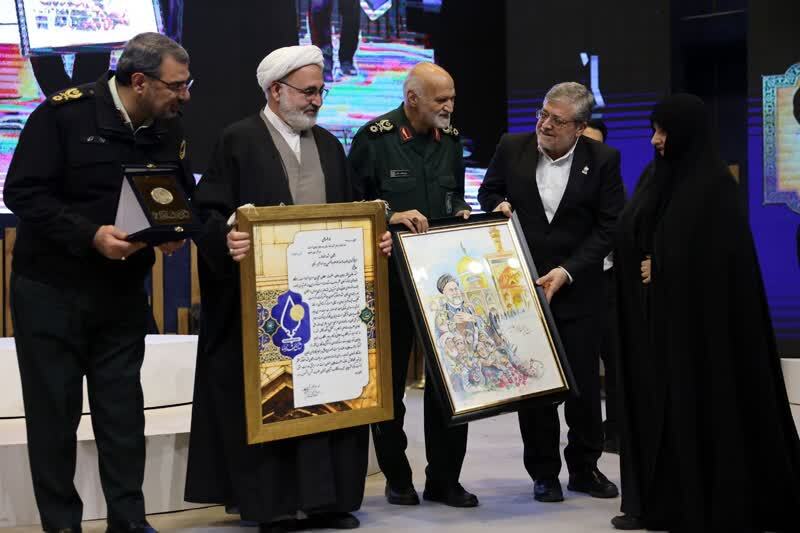 نشان مشهدالرضا (ع) به منتخبان اعطا شد