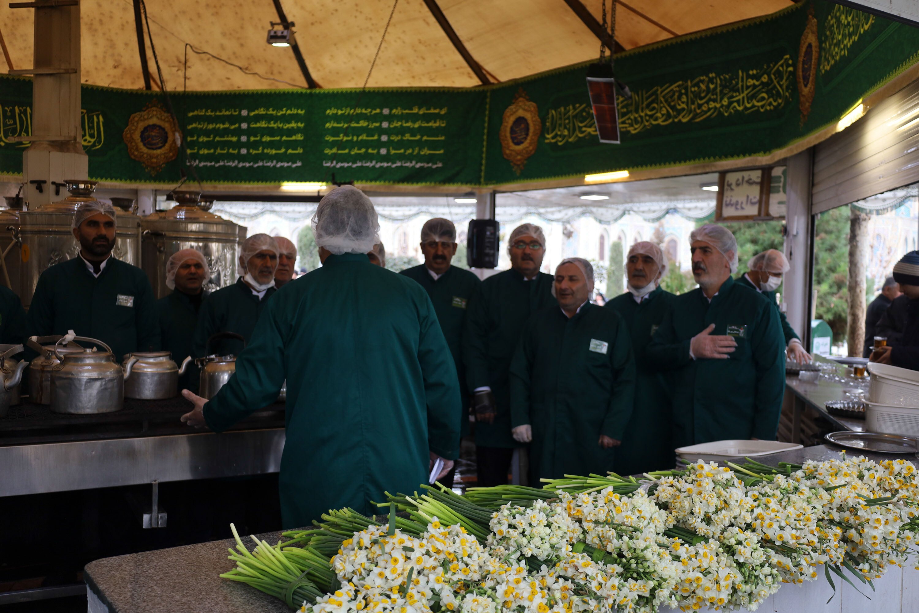 توزیع گل نرگس در چایخانه حرم مطهر رضوی