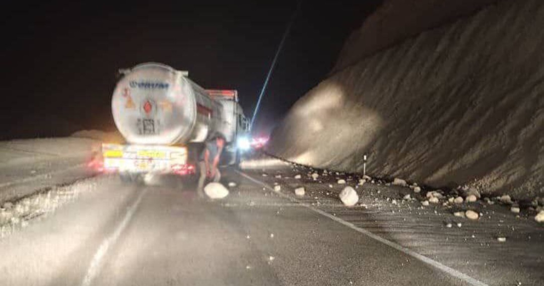 زمینلرزه جنوب بوشهر باعث ریزش کوه در محور جم به فیروزآباد در استان فارس شد