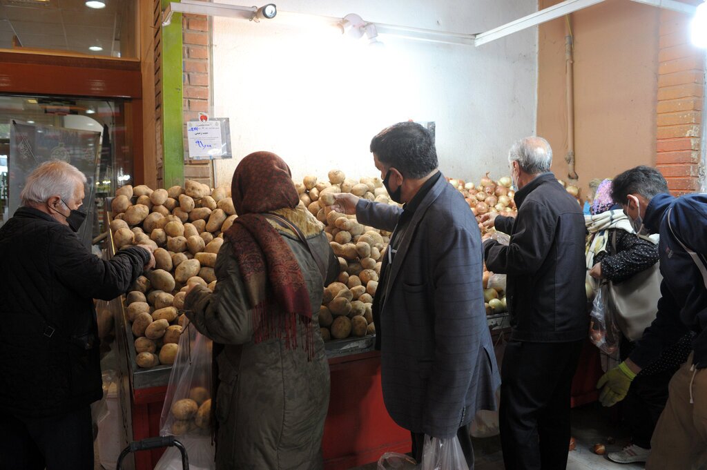 آشفتگی و دست فروشی در دروازه کازرون شیراز به نام واحدهای صنفی تمام نشودمشکلات صنف میوه و تره بار شیراز؛ از کاهش قدرت خرید تا افزایش دلالان آشفتگی و دست فروشی در دروازه کازرون شیراز به نام واحدهای صنفی تمام نشودمشکلات صنف میوه و تره بار شیراز؛ از کاهش قدرت خرید تا افزایش دلالان