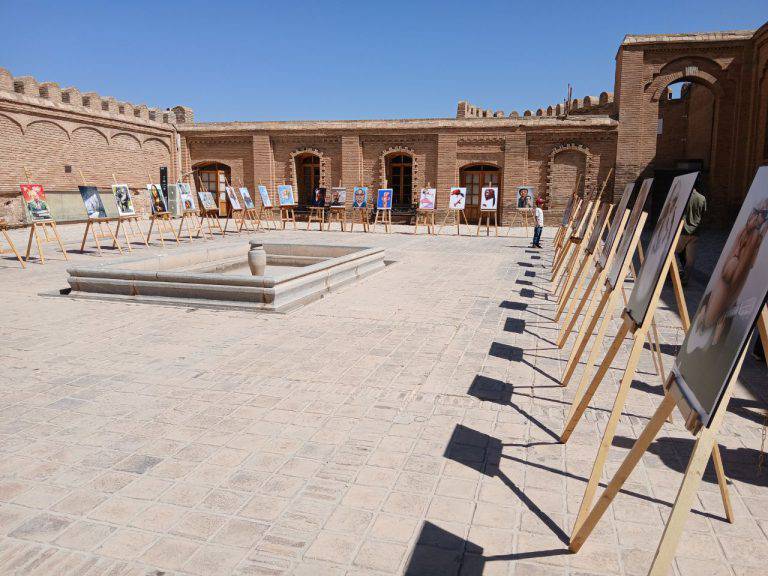 نمایشگاه بین&zwnj;المللی بزرگان کاریکاتوریست چهره جهان در لرستان افتتاح شد+تصویر