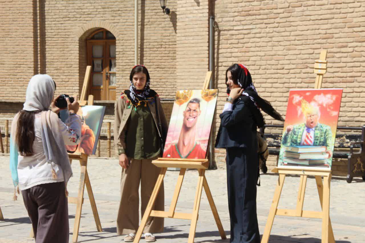 نمایشگاه بین&zwnj;المللی بزرگان کاریکاتوریست چهره جهان در لرستان افتتاح شد+تصویر