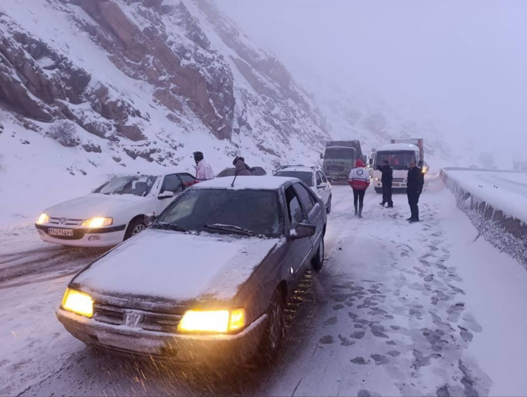 آماده‌باش کامل تیم‌های عملیاتی هلال‌احمر کردستان در بارندگی‌های شدید/ اسکان اضطراری ۲۱۷ نفر!