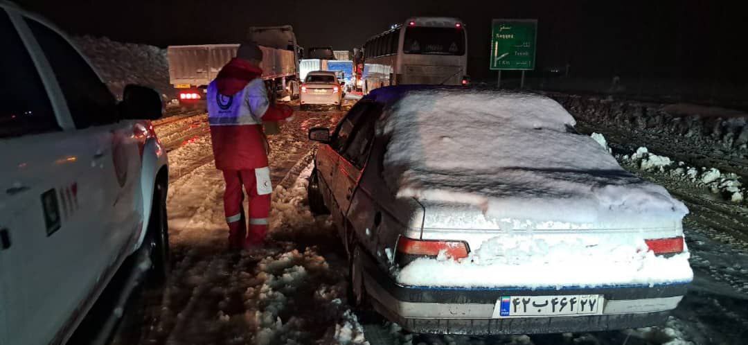 تصاویری از امدادرسانی هلال احمر به مسافران گرفتار در برف کردستان تصاویری از امدادرسانی هلال احمر به مسافران گرفتار در برف کردستان