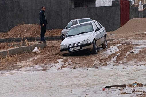 آب‌گرفتگی معابر در محله حاجتی‌ها واقع در منطقه شرف‌آباد یاسوج ادامه دارد