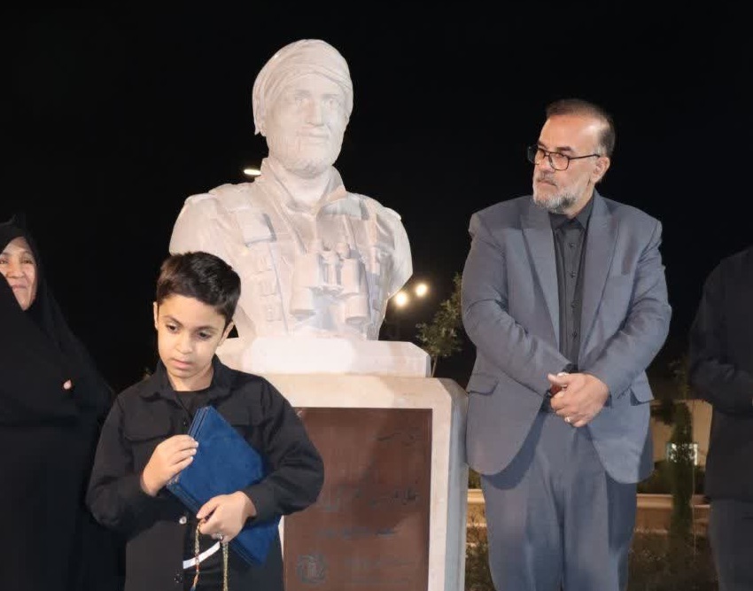 رونمایی از سردیس شهید مدافع حرم «غلامرضا لنگریزاده» در کرمان رونمایی از سردیس شهید مدافع حرم «غلامرضا لنگریزاده» در کرمان